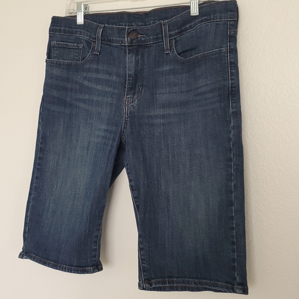 Levi's shorts med wash size 32 Bermuda  length classic 5 pocket styling